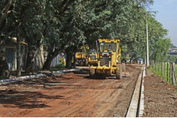 Prefeitura inicia obras para pavimentação da rua José Antonio Tricânico, no Santa Rita